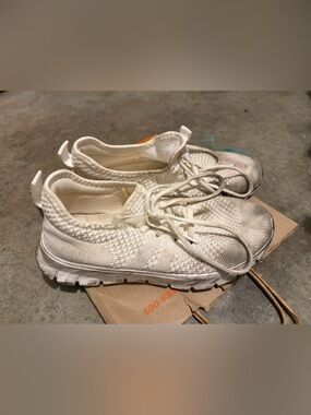 Authentic Hooters’s girl’s uniform shoes. heavily used. Priced high for offers.